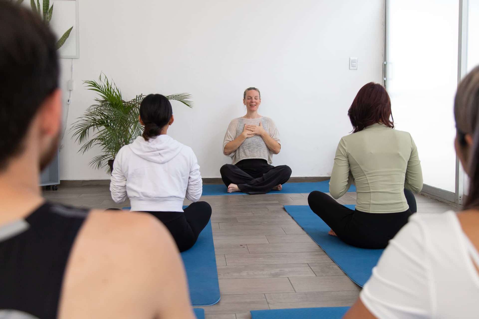 Anne Chatenet guiando una sesión de breathwork en grupo
